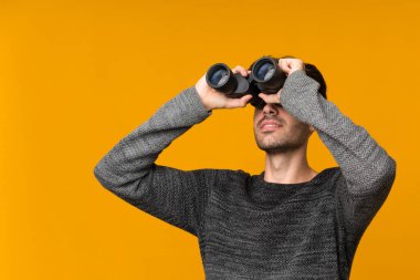 Siyah dürbünle izole edilmiş genç bir adam.