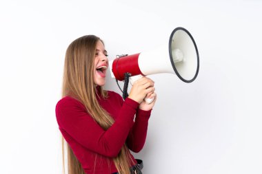 İzole edilmiş beyaz arka planda genç sarışın kız megafondan bağırıyor.