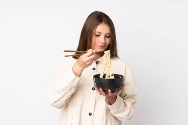 Beyaz arka planda izole edilmiş beyaz kız elinde çubuklu erişte kasesi tutuyor.