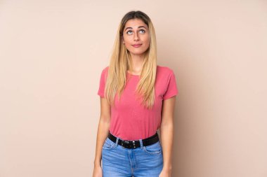 Genç Uruguaylı kadın izole edilmiş geçmişi araştırıyor.