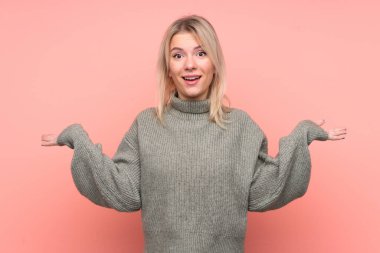 Yüzünde şok ifadesi olan, pembe bir geçmişi olan genç, sarışın Rus kadın.