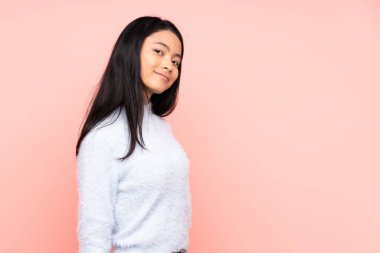 Genç Çinli kadın pembe arka planda izole edilmiş. Portre