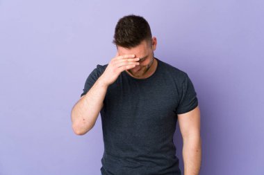 Soyutlanmış arka plan gülen Rus yakışıklı adam.