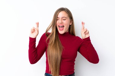 Genç sarışın kız izole edilmiş beyaz arka planda parmakları çapraz