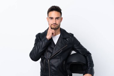 Motosiklet kasklı adam önüne bakıyor.