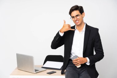 Ofisindeki iş adamı izole edilmiş beyaz arka planda telefon jesti yapıyor.