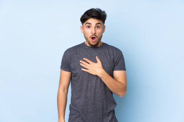 Münzevi bir geçmişi olan yakışıklı Arap bir adam şaşırdı ve şaşırdı.