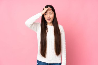 Asyalı genç bir kadın, izole edilmiş arka planda sürpriz jest yapıyor.