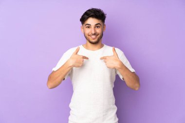 Yüzü şaşırmış, izole edilmiş, Arap yakışıklı bir adam.