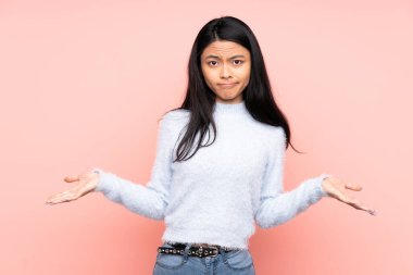 Pembe arka planda izole edilmiş genç Çinli kadın kuşkuları var.