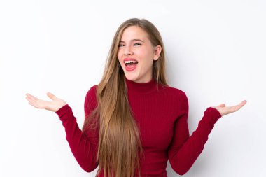 Genç sarışın kız izole edilmiş beyaz arka planda çok gülümsüyor.