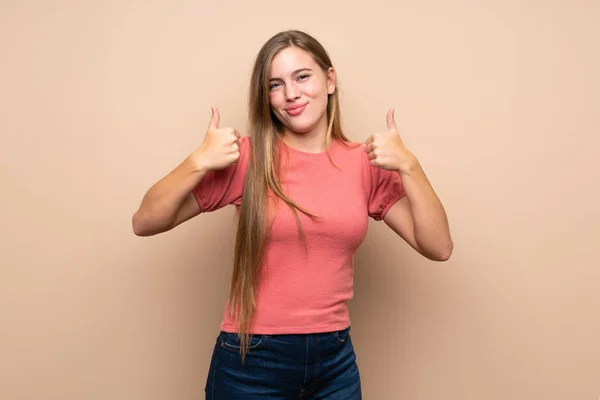 Teenager Ξανθιά Κοπέλα Πάνω Από Απομονωμένη Φόντο Δίνοντας Τους Αντίχειρες — Φωτογραφία Αρχείου