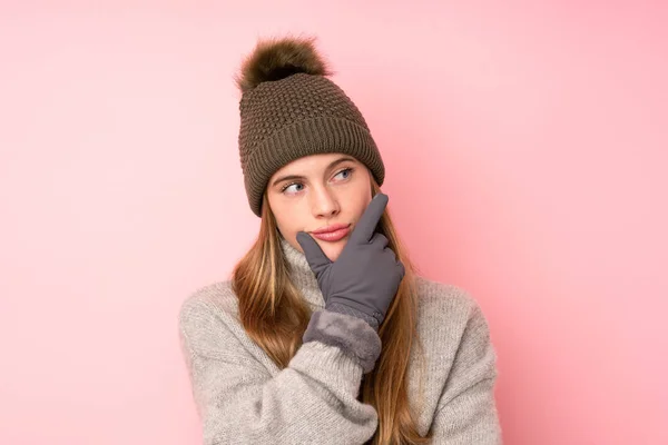 Joven Adolescente Con Sombrero Invierno Sobre Fondo Rosa Aislado Pensando —  Fotos de Stock