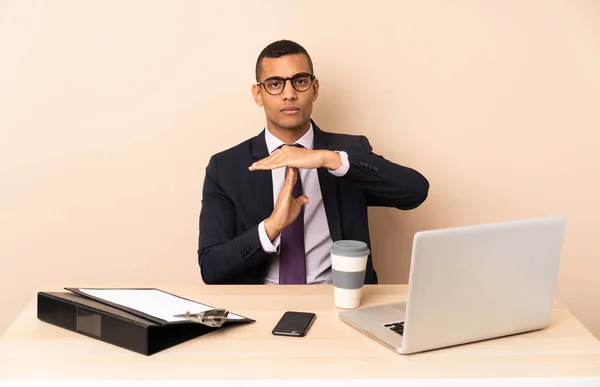 Joven Hombre Negocios Oficina Con Ordenador Portátil Otros Documentos Haciendo — Foto de Stock