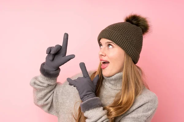 Joven Adolescente Con Sombrero Invierno Sobre Fondo Rosa Aislado Apuntando — Foto de Stock