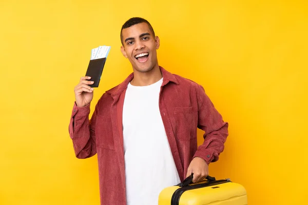 Jonge Afro Amerikaanse Man Geïsoleerde Gele Achtergrond Vakantie Met Koffer — Stockfoto