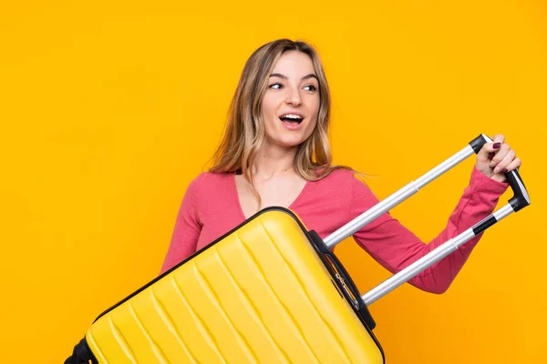 度假时带着旅行箱的黄种女人 — 图库照片