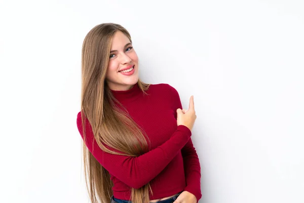 Adolescente Loira Sobre Isolado Fundo Branco Apontando Para Trás — Fotografia de Stock