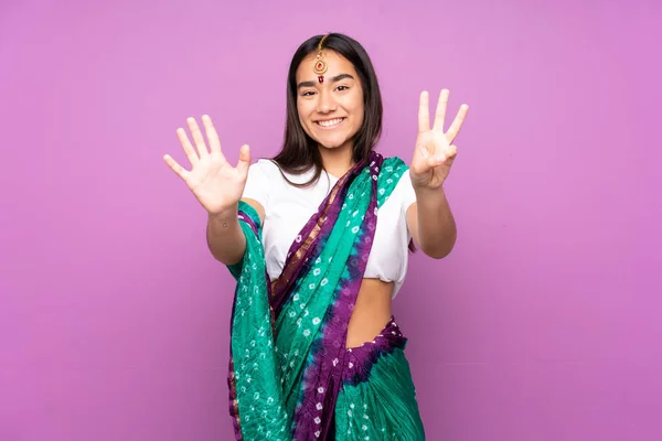 Jonge Indiaanse Vrouw Met Sari Geïsoleerde Achtergrond Tellen Acht Met — Stockfoto