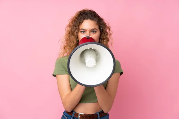 Jonge Blonde Vrouw Met Krullend Haar Geïsoleerd Roze Achtergrond Schreeuwen — Stockfoto