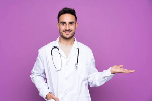 Jovem Vestindo Vestido Médico Apresentando Algo — Fotografia de Stock