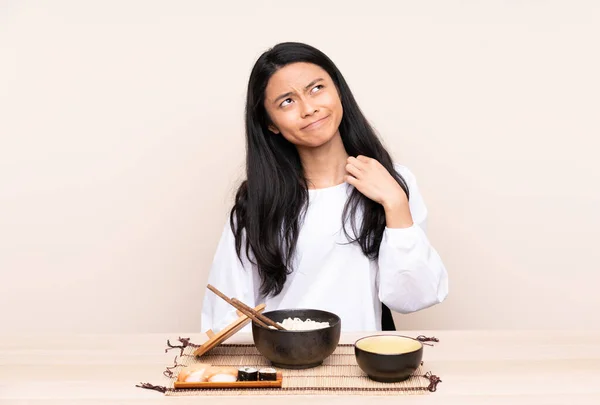 Teenager Asiatisches Mädchen Isst Asiatisches Essen Isoliert Auf Beigem Hintergrund — Stockfoto