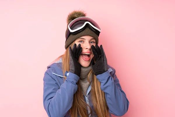 Skier Adolescente Avec Des Lunettes Snowboard Sur Fond Rose Isolé — Photo