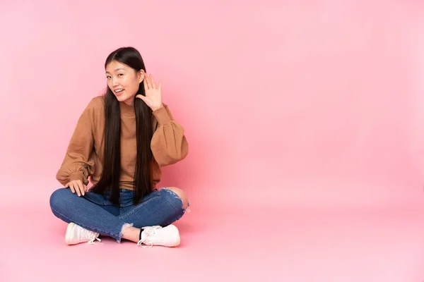 Junge Asiatische Frau Sitzt Isoliert Auf Dem Boden Und Hört — Stockfoto