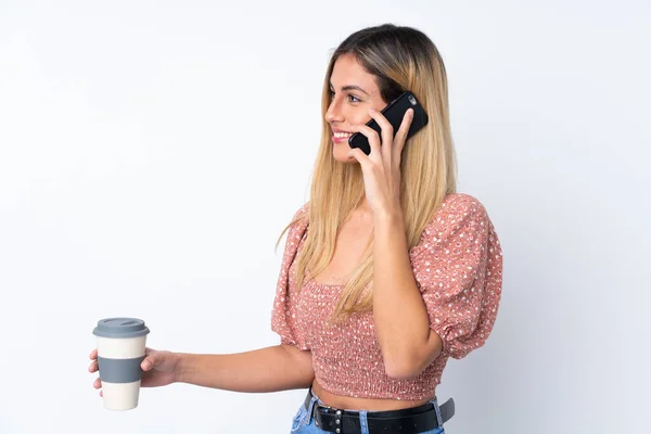 Giovane Donna Uruguaiana Sfondo Bianco Isolato Con Caffè Portare Cellulare — Foto Stock