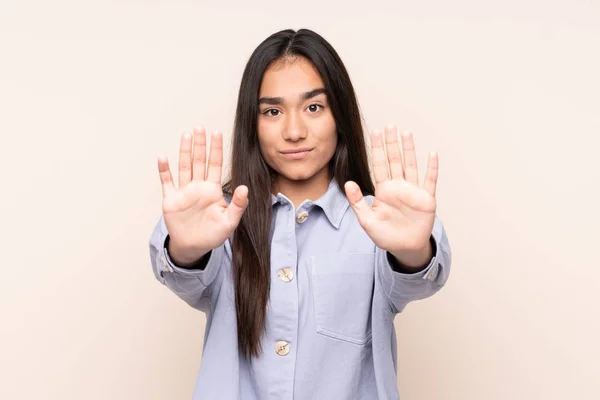 Jovem Indiana Mulher Isolado Bege Fundo Fazendo Parar Gesto Decepcionado — Fotografia de Stock