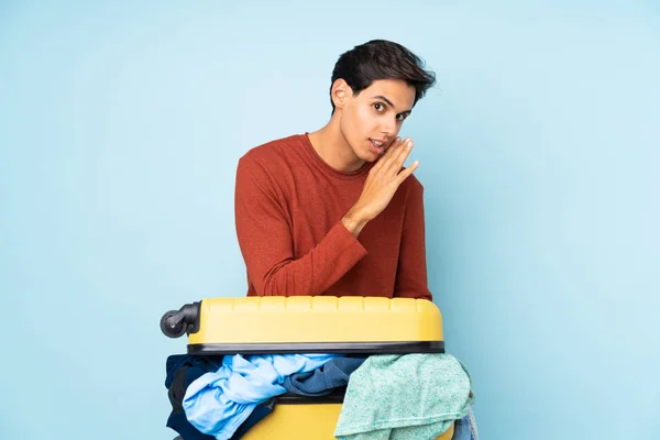 Mann Mit Einem Koffer Voller Kleidung Vor Isoliertem Blauen Hintergrund — Stockfoto