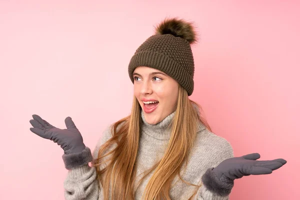 Giovane Adolescente Con Cappello Invernale Sfondo Rosa Isolato Con Espressione — Foto Stock