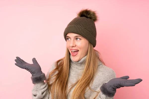 Jong Tiener Meisje Met Winter Hoed Geïsoleerde Roze Achtergrond Met — Stockfoto