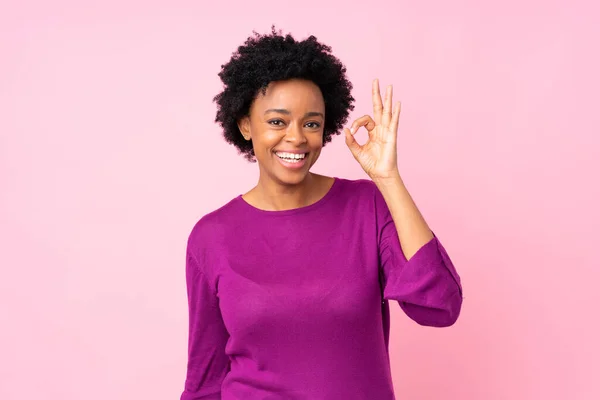 Африканська Американка Через Ізольоване Рожеве Тло Здивована Показує Добре Знак — стокове фото