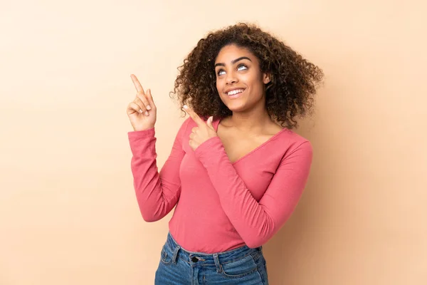 Jonge Afro Amerikaanse Vrouw Geïsoleerd Beige Achtergrond Wijzen Met Wijsvinger — Stockfoto