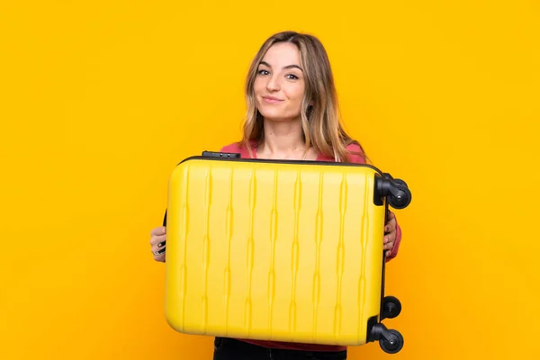 Giovane Donna Sfondo Giallo Isolato Vacanza Con Valigia Viaggio — Foto Stock