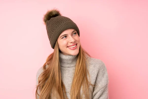 Giovane Ragazza Adolescente Con Cappello Invernale Isolato Sfondo Rosa Ridendo — Foto Stock