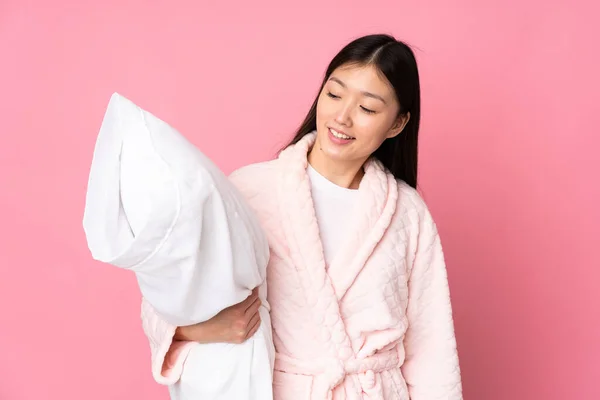 Молодая Азиатка Пижаме Розовом Фоне Счастливым Выражением Лица — стоковое фото