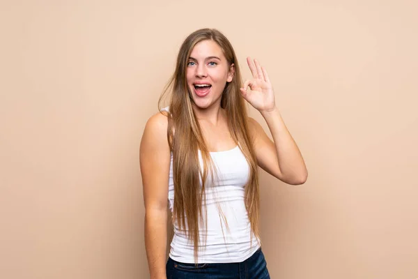 Teenager Blonde Girl Isolated Background Surprised Showing Sign — Stock Photo, Image
