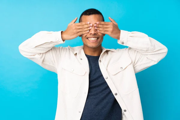 Giovane Uomo Afroamericano Isolato Sfondo Blu Che Copre Gli Occhi — Foto Stock