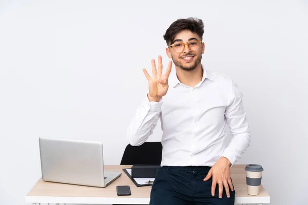 Hombre Árabe Una Oficina Aislado Sobre Fondo Blanco Feliz Contando — Foto de Stock