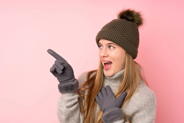 Giovane Ragazza Adolescente Con Cappello Invernale Sfondo Rosa Isolato Puntando — Foto Stock