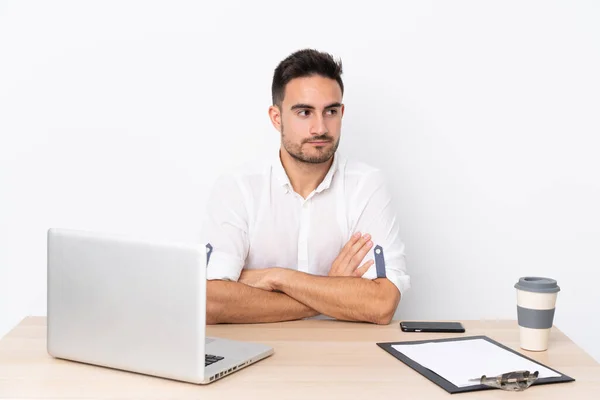 Joven Hombre Negocios Con Teléfono Móvil Lugar Trabajo Pensando Una — Foto de Stock