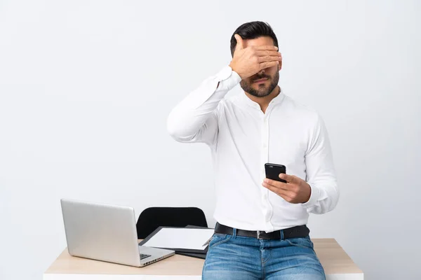 Mladý Podnikatel Drží Mobilní Telefon Zakrývající Oči Rukama — Stock fotografie