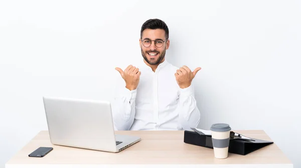 Joven Hombre Negocios Lugar Trabajo Con Los Pulgares Hacia Arriba —  Fotos de Stock