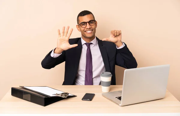 Ofisindeki Genç Adamı Dizüstü Bilgisayarı Diğer Belgelerle Parmaklarıyla Altısını Sayıyor — Stok fotoğraf