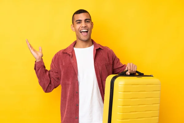 Jonge Afro Amerikaanse Man Geïsoleerde Gele Achtergrond Vakantie Met Reiskoffer — Stockfoto