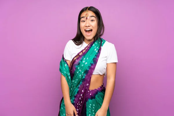 Junge Inderin Mit Sari Über Isoliertem Hintergrund Mit Überraschendem Gesichtsausdruck — Stockfoto