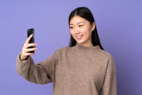 Joven Asiático Mujer Aislado Púrpura Fondo Haciendo Selfie —  Fotos de Stock