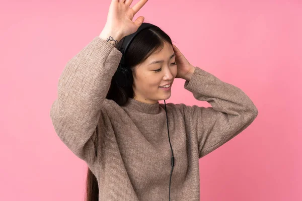 Joven Mujer Asiática Aislada Sobre Fondo Rosa Escuchando Música Bailando —  Fotos de Stock